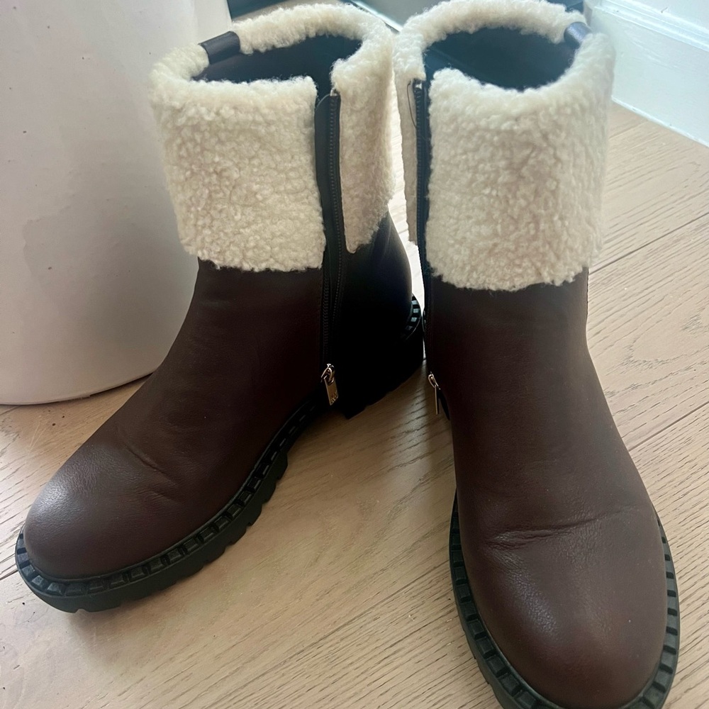 Brown booties with white fur